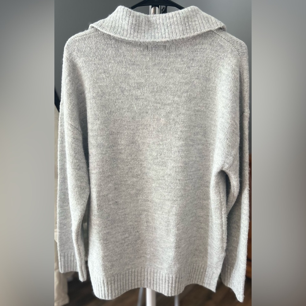 Wild Fable Light Gray V-Neck Sweater - Picture 2 of 3